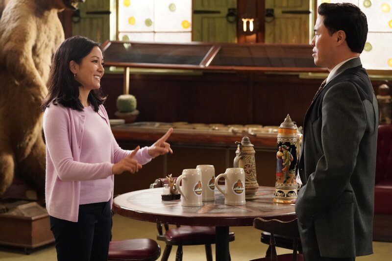 Jessica Huang (Constance Wu, l.); Louis Huang (Randall Park, r.) – Bild: American Broadcasting Companies.