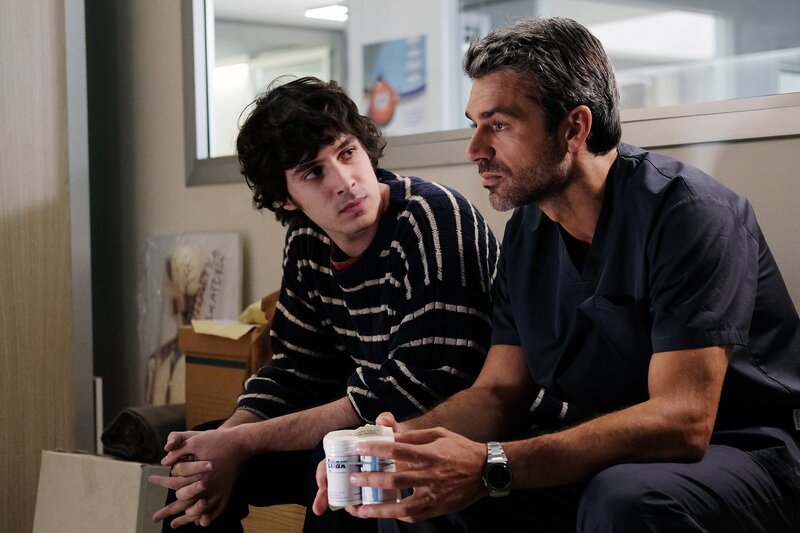 DOC – Es liegt in deinen Händen Staffel 1 Folge 6 Pierpaolo Spollon als Dr. Riccardo Bonvegna, Luca Argentero als Dr. Andrea Fanti – Bild: SRF/​SONY Pictures
