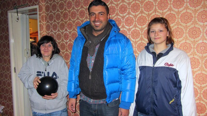 Von links: Gudrun, Trödel-Experte Sükrü und Sara. – Bild: RTL II – Recht zum Abdruck/​Darstellung zeitlich/​sachlich beschränkt auf die Bewerbung der Sendung