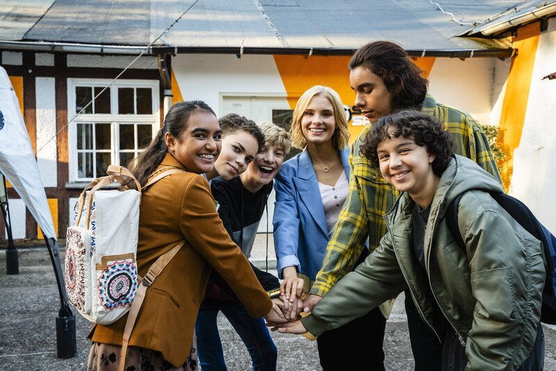 Reena (Sophie Leonie Mauritz, Ava (Mia Stieber), Mikka (Jona Kirchner), Leon (Dean Ryan Kuhlig) und Tahmina (Janisa Glasow) stehen hinter Charlotte (Caroline Groß). Der Share Space muss gerettet werden. – Bild: mdr/​Saxonia Media/​Thomas Dietze