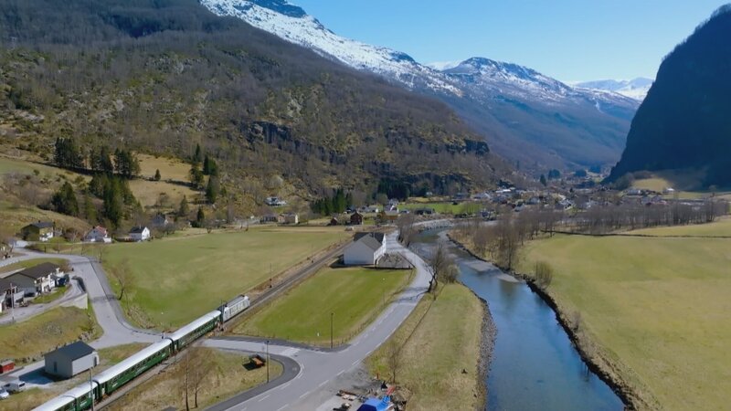 Die Route von Myrdal nach Flåm gilt im Sommer als eine der schönsten Bahnstrecken der Welt. – Bild: 3sat