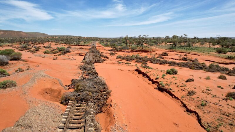 Wetterextreme sorgen immer häufiger für Probleme wie unterspülte Schienen. – Bild: phoenix/​ZDF/​Renegade Pictures