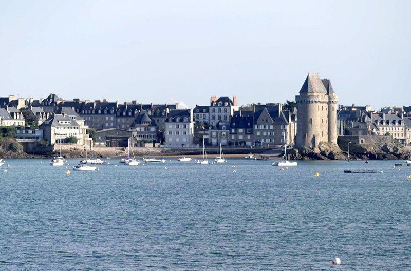 Auf der Île de Cézembre erkennt man noch Narben aus dem Zweiten Weltkrieg. – Bild: Elephant Doc