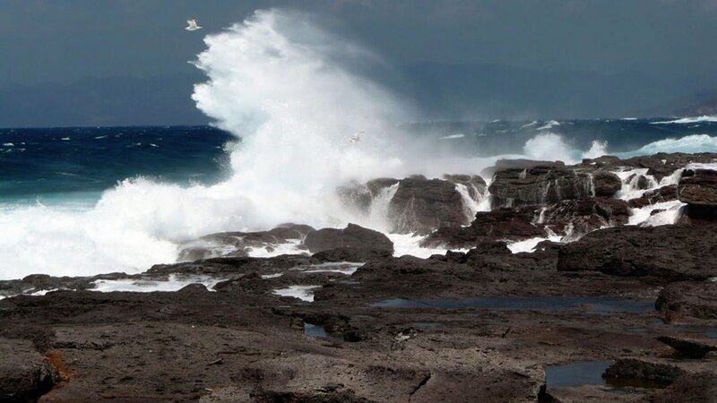 Vor gar nicht langer Zeit war Sardinien noch mit der provenzalischen Küste verbunden, bevor es zur Insel wurde und ins Meer abglitt. – Bild: La Compagnie des Taxi-Brousse