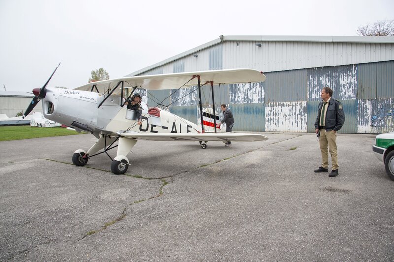 v.li.: Johannes Staller (Helmfried von Lüttichau), Michael Kronthaler (Christian Heiner Wolf), Franz Hubert (Christian Tramitz) – Bild: Tele München