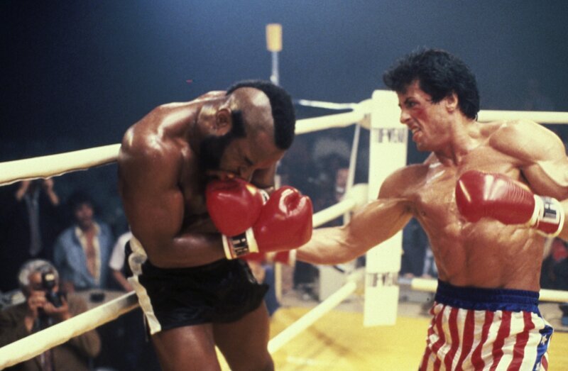 Clubber Lang (Mr.T, l.) macht die schmerzhafte Lektion, dass Altmeister Rocky (Sylvester Stallone, r.) seine Hausaufgaben gemacht hat. – Bild: Metro-Goldwyn-Mayer Studios Inc.