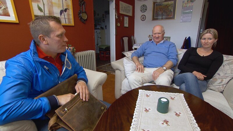 Bei der Geldübergabe, von links: Trödelexperte Otto Schulte, Harald und Nina. – Bild: RTL II