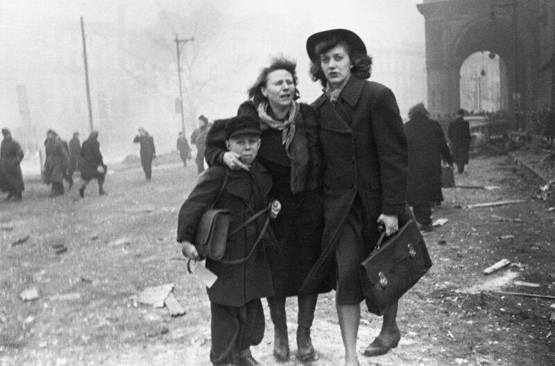 Bomben über Deutschland: Etwa 600.000 deutsche Zivilisten kamen im Zweiten Weltkrieg durch alliierte Luftangriffe ums Leben. 80 Jahre nach Kriegsende blickt „Terra X History“ zurück. – Bild: ZDF/​grimm, arthur