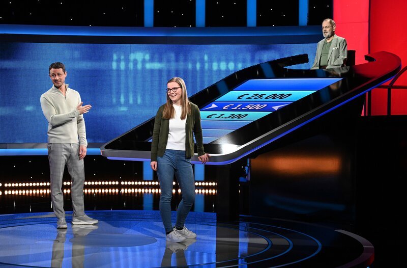 ARD GEFRAGT – GEJAGT FOLGE 752, „Alexander Bommes präsentiert beliebtes Quizformat“, am Dienstag (28.05.24) um 16:15 Uhr im ERSTEN. Moderator Alexander Bommes (l.) mit der Kandidatin Michelle Groß (M.) und dem Jäger Klaus Otto Nagorsnik (r.). – Bild: ARD/​Uwe Ernst