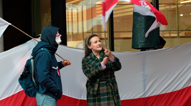 Nathalia Maksimava und ein Kollege während der Belarussischen Kundgebung am Museum Ludwig in Köln am 17.11.2024. – Bild: WDR/​Lichtfilm