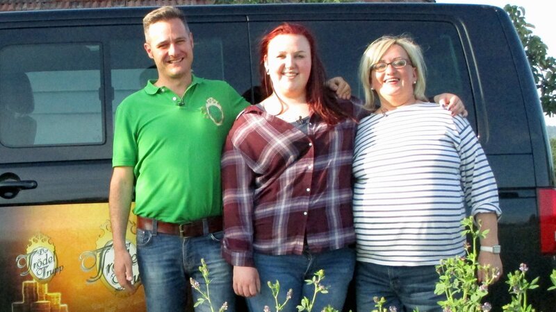 Trödelprofi Andreas Bierschock mit Lena und Birgit. – Bild: RTL II