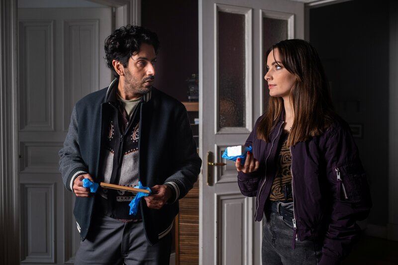 Luiz Vieira dos Santos (Thiago Braga de Oliveira) und Franzi Berger (Paula Schramm) durchsuchen die Wohnung des Toten und finden ein cleveres Versteck. – Bild: manju.de /​ ZDF Studios GmbH /​ ZDF