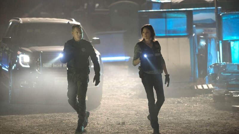 Nick Stokes (George Eads) und Sara Sidle (Jorja Fox) suchen nach dem tatverdächtigen Bruce Waters, dessen Tochter 1995 Opfer des Massenmörders Lucas Reem wurde. – Bild: TVNOW /​ CBS