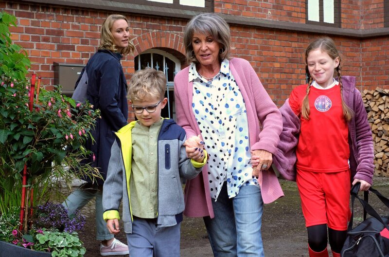 Tanja Ewald (Christina Athenstädt, im HG) muss in die Praxis. Inge März (Uta Schorn, M.) kümmert sich um Rosalie Kleist (Nelly Hoffmann, r.) und Pflegekind Finn (Hannes Gwiasda, l.) – Bild: ARD/​Jacqueline Krause-Burberg