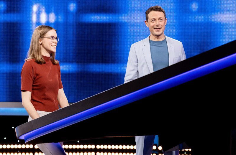 Moderator Alexander Bommes (r.) mit der Kandidatin Jule Meinberg (l.). – Bild: ARD/​Arne Vollstedt