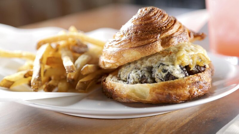 The Ethos Burger as Served at Ethos Bakery and Café in Richland, Washington, as seen on Diners, Drive-Ins and Dives, Season 29. – Bild: Television Food Network, G.P.