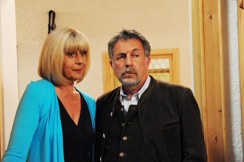 Charlotte (Mona Seefried, l.); Julius (Michele Oliveri, r.) – Bild: ProSiebenSat.1 Media SE