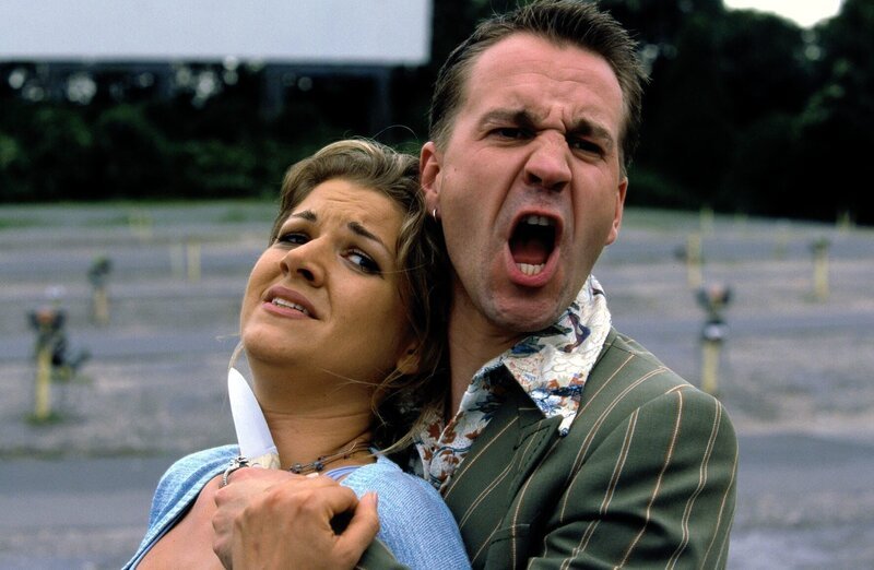 Zack (Michael Ehnert, r.) bedroht Nicole (Karin Böhme, l.) mit einem Messer. – Bild: SAT.1 /​ Guido Engels