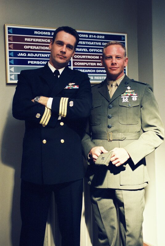 Captain Shepard (Ian Ziering, r.) wird vor Gericht der fahrlässigen Tötung angeklagt, Harm (David James Elliott, l.) übernimmt seine Verteidigung … – Bild: OPTN