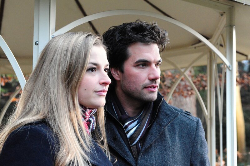 Theresa (Ines Lutz, l.) kann mit der Lüge nicht mehr weiterleben und verlangt von Konstantin (Moritz Tittel, r.) zur Wahrheit zu stehen. – Bild: ARD/​Ann Paur