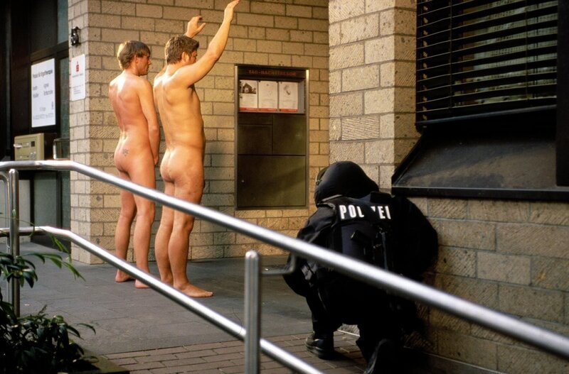 Eine Kölner Bankfiliale wurde überfallen. Der Täter hat mehrere Personen in seiner Gewalt. Nach langen Verhandlungen schaffen Jupp (Uwe Fellensiek, r.) und Falk (Dirk Martens, l.) es, in die Bank zu gelangen, allerdings nur unter einer Bedingung: Klamotten aus! – Bild: Münstermann