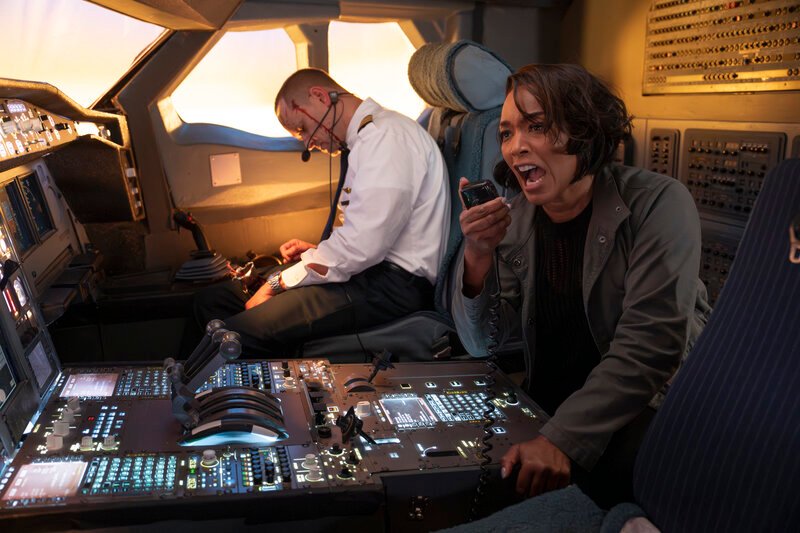 Athena is tasked with safely delivering a prisoner to testify on a high-profile case. Meanwhile, a light plane is hit by a swarm of bees and sent careening into a passenger plane. – Bild: Disney