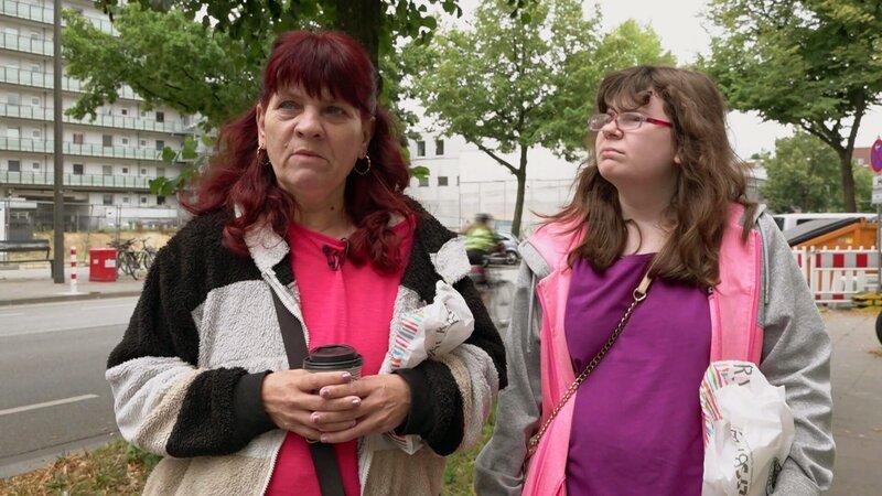 Petra (li.) ist niedergeschlagen, denn obwohl sie extra mit Tochter Selina nach Hamburg gereist ist, hat ihr Freund Felix sich nicht einmal zu einer letzten Aussprache blicken lassen. – Bild: RTLZWEI