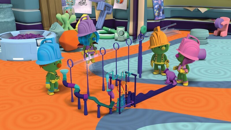 Die vier Tüftler haben eine neue Murmelbahn gebaut. – Bild: KiKA/​The Jim Henson Company/​DHX Media