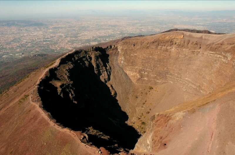 Jedes Jahr besuchen Millionen Touristen den Krater des noch immer aktiven Vesuvs. – Bild: Picasa