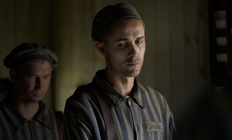 Jonah Hauer-King as Lali Sokolov in Auschwitz. – Bild: Martin Mlaka /​ Sky UK