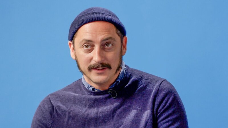 Im BIld: David Kremer in seiner Firma „Kremer Pigmente“ im Allgäu. – Bild: ORF/​BR/​SWR/​Daniel Waldhecker