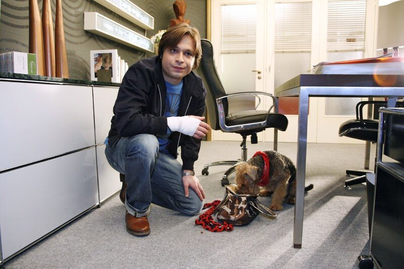 Bruno (Tim Sander) sucht vergeblich in Sophies Büro nach dem Prototypen. – Bild: SAT.1 /​ Monika Schürle