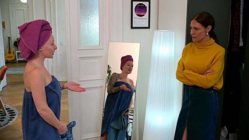 Emmi erkennt, dass sie ihre eigenen Bedürfnisse für Bruno vernachlässigt. Katy will sie aufmuntern und lädt sie zum Salsa-Abend ein. Dort taut Emmi langsam auf und ein heißer Flirt zeigt ihr, dass sie wieder mehr an sich denken sollte. – Bild: RTLZWEI – Recht zum Abdruck/​Darstellung zeitlich/​sachlich beschränkt auf die Bewerbung der Sendung