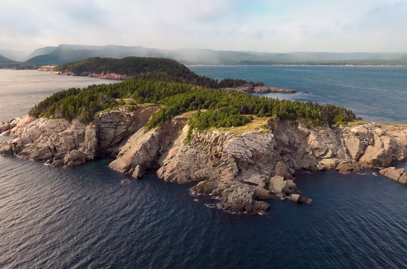 Der Middle Head Trail endet auf den Felsen vor der Kleinstadt Ingonish. – Bild: Florianfilm