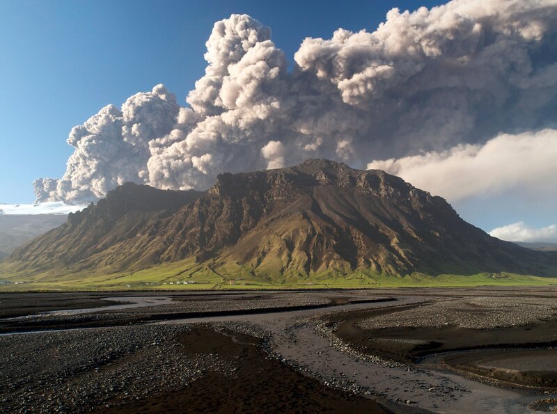 Im April 2010 überrascht der isländische Eyjafjallajökull mit einer gewaltigen Ascheeruption, die wochenlang anhält und den europäischen Flugverkehr komplett lahmlegt. – Bild: PHOENIX/​NDR/​Tobias Mennle