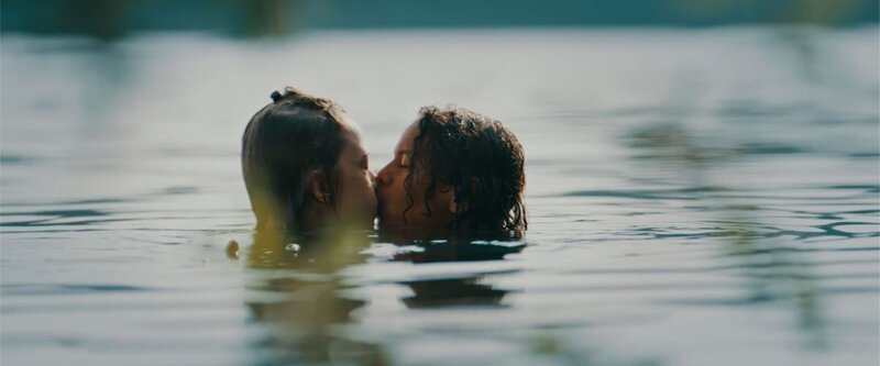 Ella (Cécile Enthoven) und Felix (Junes Callaert) küssen sich. – Bild: BR/​VRT/​Nico Surings