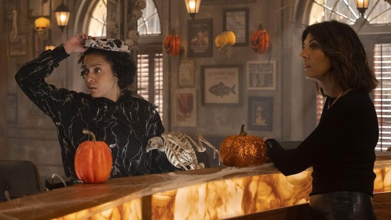 Breanna Casey (Aleyse Shannon, l.) und Liliana (Rasha Zamamiri) – Bild: RTL /​ © Alfonso Bresciani – IMDb TV