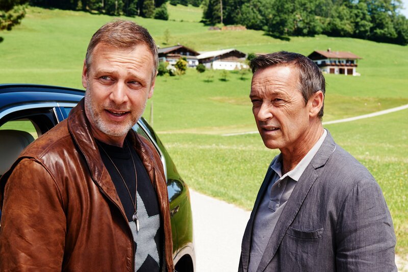 Schon bei seiner Ankunft in Himmelruh gerät David Wagner (Christoph Grunert, l.) mit Vinzenz Huber (Michael Roll) aneinander. – Bild: Susanne Bernhard