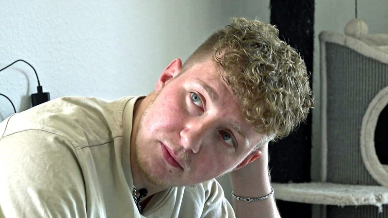 Jonas hatte gesundheitliche Beschwerden und ließ sich untersuchen. Bis auf ein Leberproblem ist er gesund, die Ursache bleibt jedoch unklar. – Bild: RTLZWEI