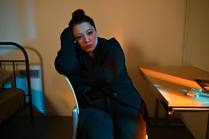 Vanessa (Julia Augustin) ringt mit ihrer Moral. – Bild: RTL  /​ Julia Feldhagen /​ Blut ist dicker als Wasser