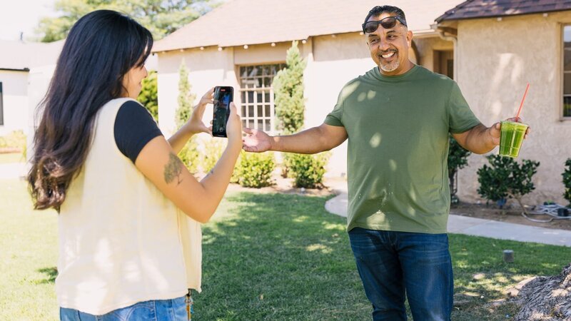 Bri Battres erstellt gemeinsam mit Izzy Battres neue Social-Media-Beiträge im Haus der Familie von Caroline und John. – Bild: Warner Bros. Discovery /​ Rob Pryce