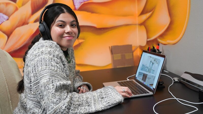 Brianna Battres posiert für die Kamera, während sie ihre Social-Media-Arbeit erledigt, wie in der Pilotfolge von „Izzy Does It“ zu sehen ist. – Bild: Discovery, Inc. All Rights Reserved.