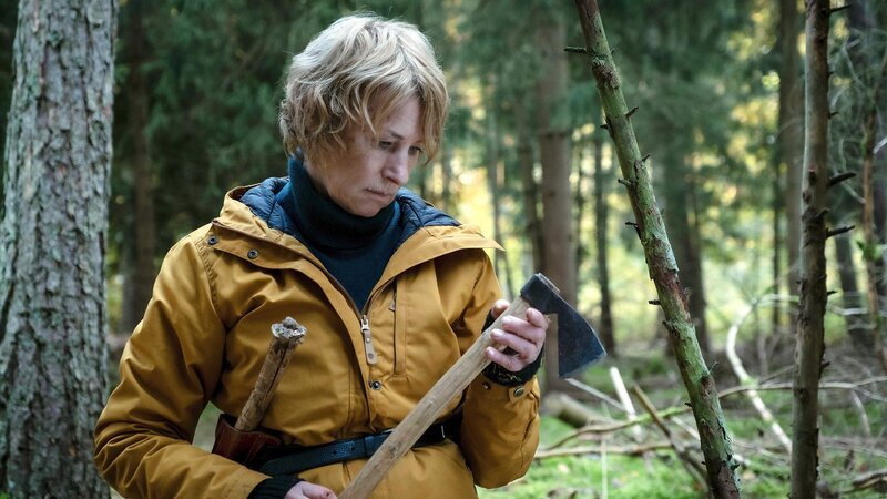 Beim Überlebenstraining: Corinna Harfouch als Susanne Bonard. – Bild: SRF/​rbb/​Conny Klein