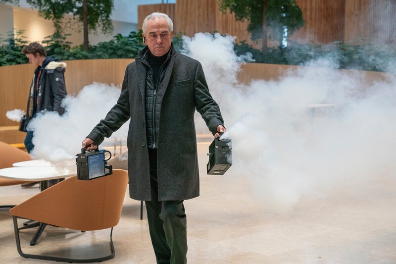 Alidor Van Praet (Gene Bervoets, r.) möchte seine Spuren nach dem Banküberfall verschwinden lassen. Jeremy (Tijmen Govaerts, l.) hilft ihm dabei. – Bild: ZDF und Thomas Dhanens