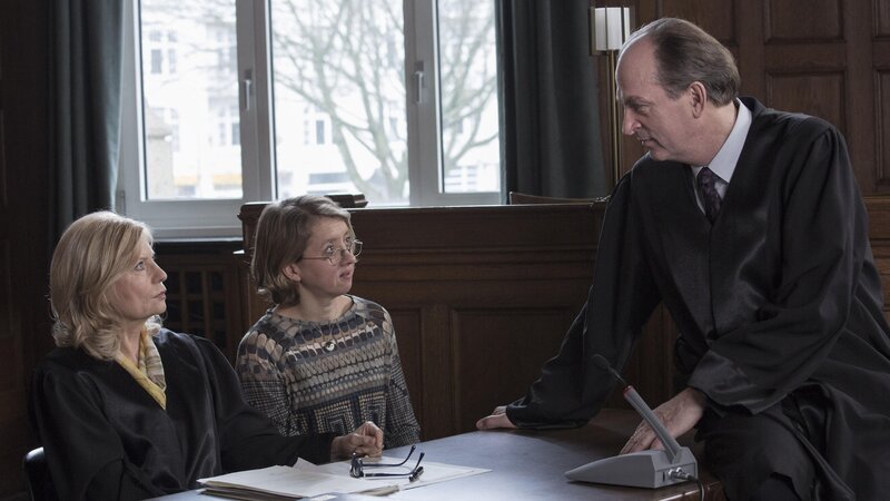 (v.l.n.r.) Isabel von Brede (Sabine Postel); Gesine Brunken (Anna Böttcher); Markus Gellert (Herbert Knaup) – Bild: ProSiebenSat.1 Media SE