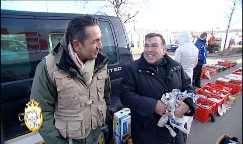 Trödelexperte Mauro (li.) und Gerd (67) auf dem Flohmarkt – Bild: RTL II