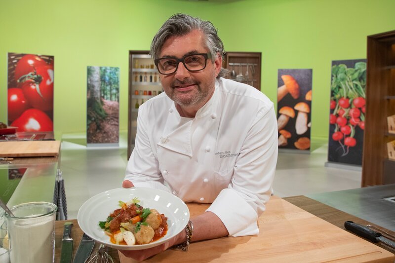 Hans Jörg Bachmeier kocht im Studio. – Bild: Martina Bogdahn /​ BR