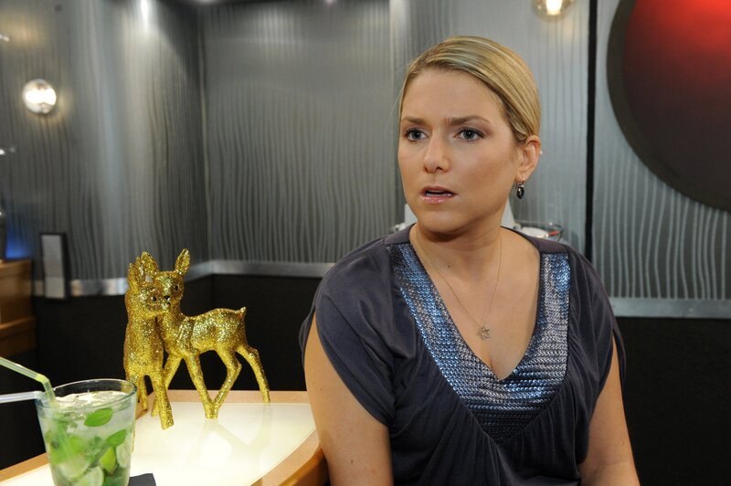 Die anfangs so vertraute Stimmung kippt und der Abend von Anna (Jeanette Biedermann) und Tom endet im Fiasko … – Bild: SAT.1 /​ Claudius Pflug