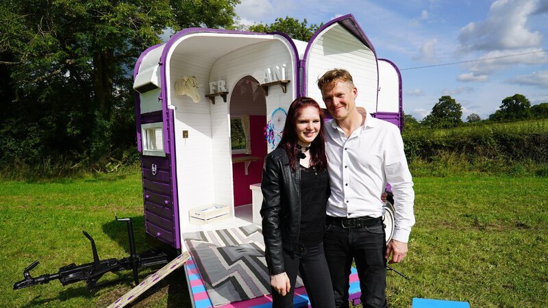 Die 14 jährige Fran (l.) vor ihrem umgebauten Pferdetransporter. – Bild: RTL /​ © PLUM PICTURES LIMITED MMXVIII