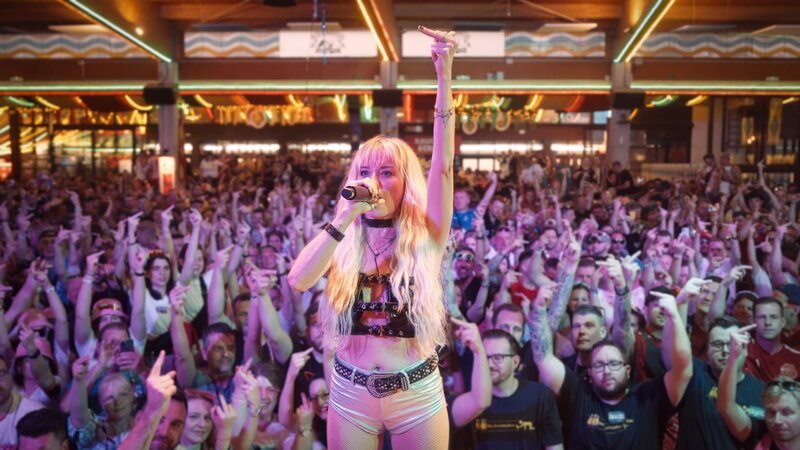 Mia Julia tritt seit 2013 als Partyschlager-Sängerin auf. – Bild: ZDF und Jasper Engel.